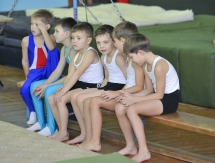 Маленькие гимнасты соревнуются в Астане