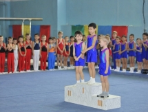 Маленькие гимнасты соревнуются в Астане