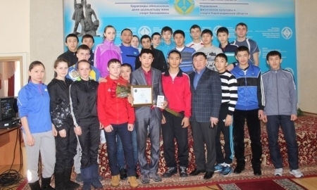 Боксер Абылайхан Жусупов встретился с воспитанниками школы-интерната в Караганде