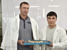 Карпов и Сапиев посетили кондитерскую фабрику в Караганде