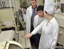 Карпов и Сапиев посетили кондитерскую фабрику в Караганде