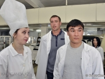 Карпов и Сапиев посетили кондитерскую фабрику в Караганде