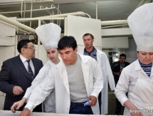 Карпов и Сапиев посетили кондитерскую фабрику в Караганде