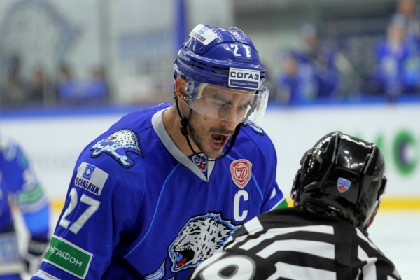 Капитан спорит с судьей на вбрасывании