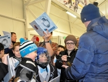 Воспитанники ДЮСШ ХК «Барыс» провели праздничную тренировку на льду