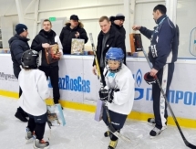 Воспитанники ДЮСШ ХК «Барыс» провели праздничную тренировку на льду