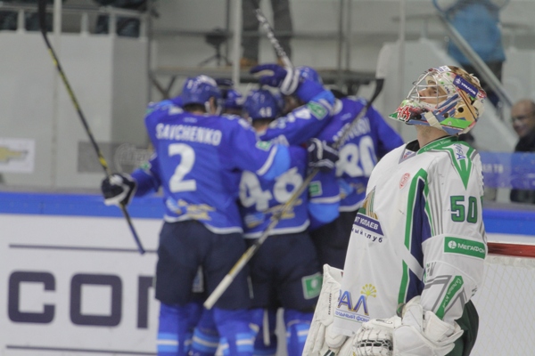 Огорченный Сохатский после шайбы Антропова