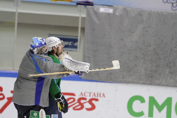 Крепкие вратарские объятия с Константином Романовым 