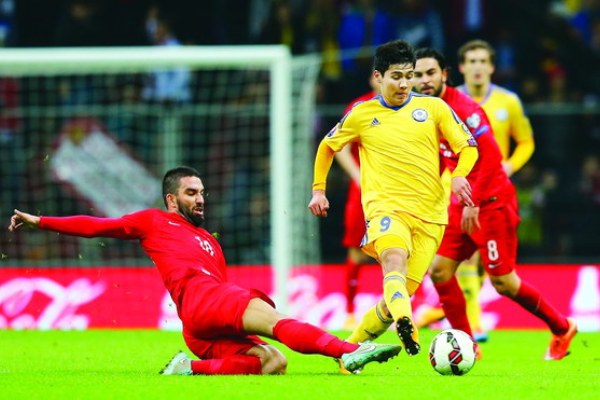 Арда Туран пытается отобрать мяч у Бауыржана Исламхана в матче Турция — Казахстан (3:1) 