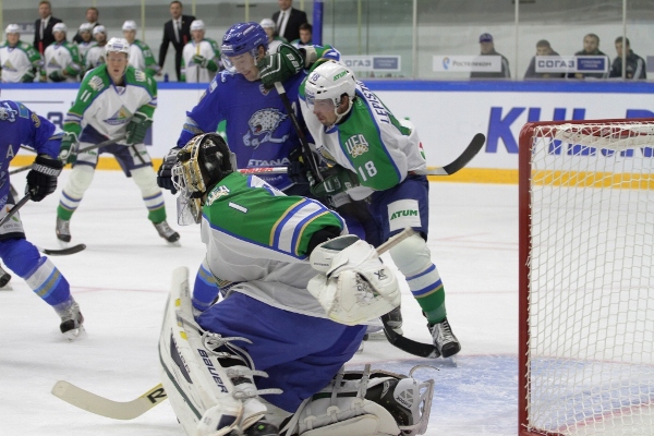 Максим Семенов сегодня забрсоил шайбу