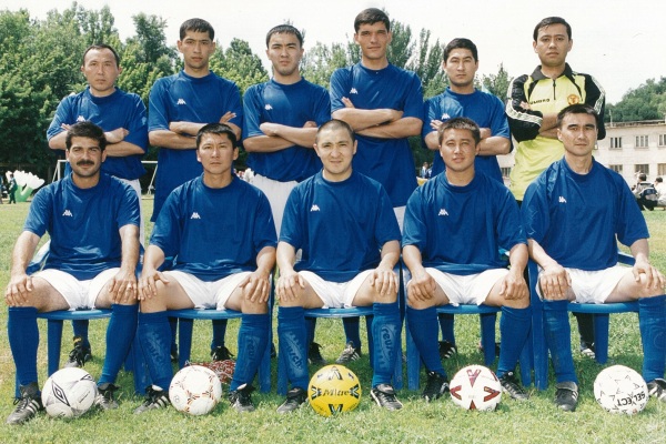 Команда «Кеден» 2000 год. Кожагапанов в первом ряду в центре