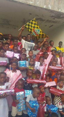 Жерар Гоу вручил подарки 5000 африканским детям
