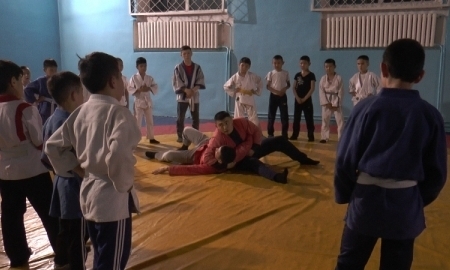 
Полицейский в Алматы организовал бесплатную спортивную секцию для детей
