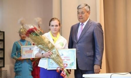 
Бронзовой призерке Олимпиады Горичевой вручили сертификат на 10 миллионов тенге
