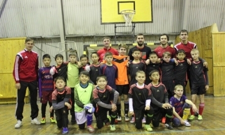 
Хижниченко, Габышев и Молтусинов сыграли в футбол с юными воспитанниками академии «Алтая»