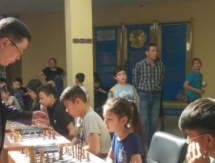 Международные гроссмейстеры показали мастер-класс юным шахматистам в Уральске