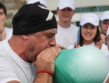 Казахстанский силач установил мировой рекорд по лопанию грелки