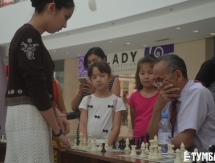 Садуакасова сыграла против 15 шахматистов в Актау