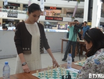 Садуакасова сыграла против 15 шахматистов в Актау