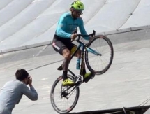 Известный велокаскадер осуществил опасные трюки на «Хан Шатыре»