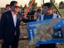 Молодой борец поднял 300-килограммовый «Камень Кажымукана» в Астане