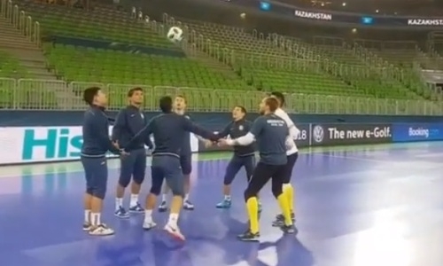 
Как сборная Казахстана перед матчем с Испанией на тренировке мяч чеканила
