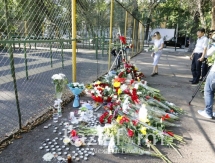 Алматинцы продолжают нести цветы к месту, где убили Дениса Тена
