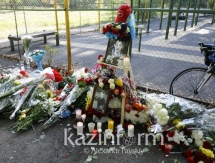 Алматинцы продолжают нести цветы к месту, где убили Дениса Тена