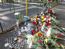 Алматинцы продолжают нести цветы к месту, где убили Дениса Тена