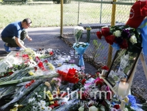 Алматинцы продолжают нести цветы к месту, где убили Дениса Тена