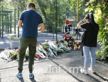 Алматинцы продолжают нести цветы к месту, где убили Дениса Тена