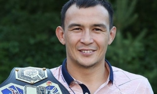 
Казахский боец освободил чемпионский пояс для перехода в UFC