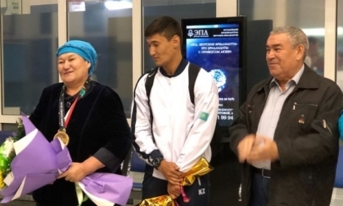
Призер Азиады из Казахстана подарил медаль своей маме