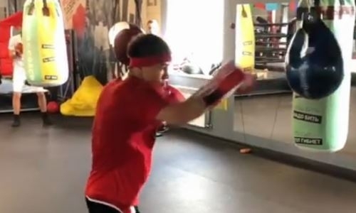 Тренер казахстанского нокаутера показал видео его подготовки к бою с экс-чемпионом мира