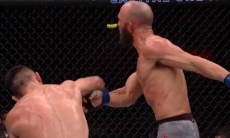 Первый узбек в UFC пушечным ударом нокаутировал американца так, что у него вылетела капа. Видео