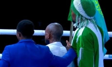 Африканец с поясом WBC выиграл бой в Алматы и отпраздновал с флагом Казахстана. Видео