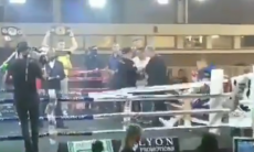 Бывший спарринг-партнер Кличко внезапно упал с ринга и снялся с титульного боя. Видео