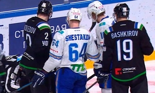 
Хоккеисты «Барыса» и «Салавата Юлаева» устроили драку в матче КХЛ. Видео