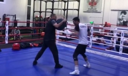 
Непобежденный казахстанский боксер с тремя титулами поделился видео с тренировки в Москве