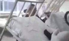 Боец MMA поднимает кровати с зараженными коронавирусом. Видео
