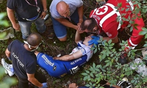 
Бельгийский гонщик сломал таз после жуткого падения с моста на победном для «Астаны» «Туре Ломбардии»