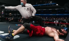 Российский боксер после нокаута казахстанца получил прямой с правой и чуть не улетел за канаты. Видео