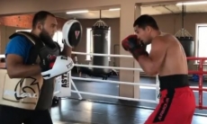 Казахстанский боксер с титулом WBC продолжает тренировки в столице. Видео