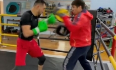 Казахстанский боксер показал видео работы на лапах после успешной защиты титулов WBC, WBO и WBA