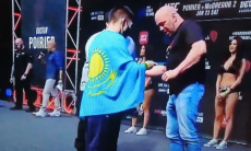 Жалгас Жумагулов после взвешивания подарил президенту UFC казахстанский шоколад
