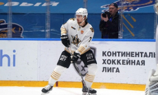 Обнародована зарплата хоккеиста сборной Казахстана по новому контракту в КХЛ