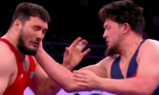 Чемпион Азии дал пощечину казахстанскому борцу в схватке за лицензию на Олимпиаду-2024. Видео