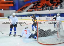 На льду — любители