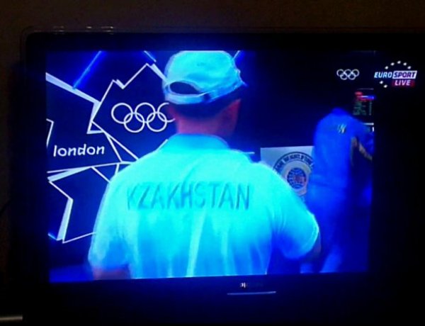 На футболке одного из тренеров по тяжелой атлетике слово «Kazakhstan» написано с ошибкой