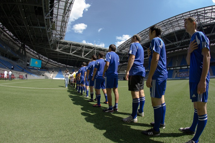 Предпраздничный матч по футболу окончился со счетом 3:2 в пользу сборной СМИ